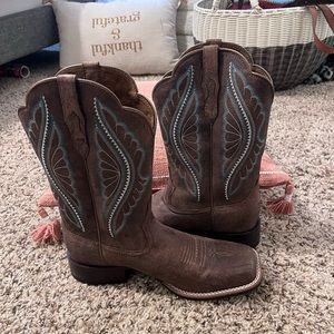Like NEW Ariat Square Toe Boots